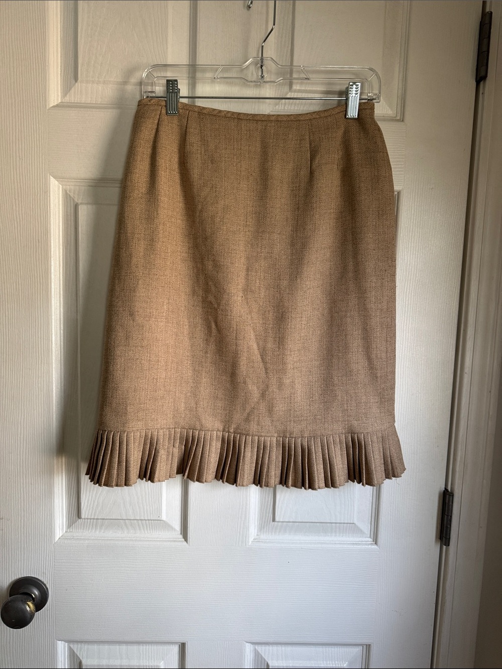 Like new Le Suit women’s skirt. Tan size 6 P